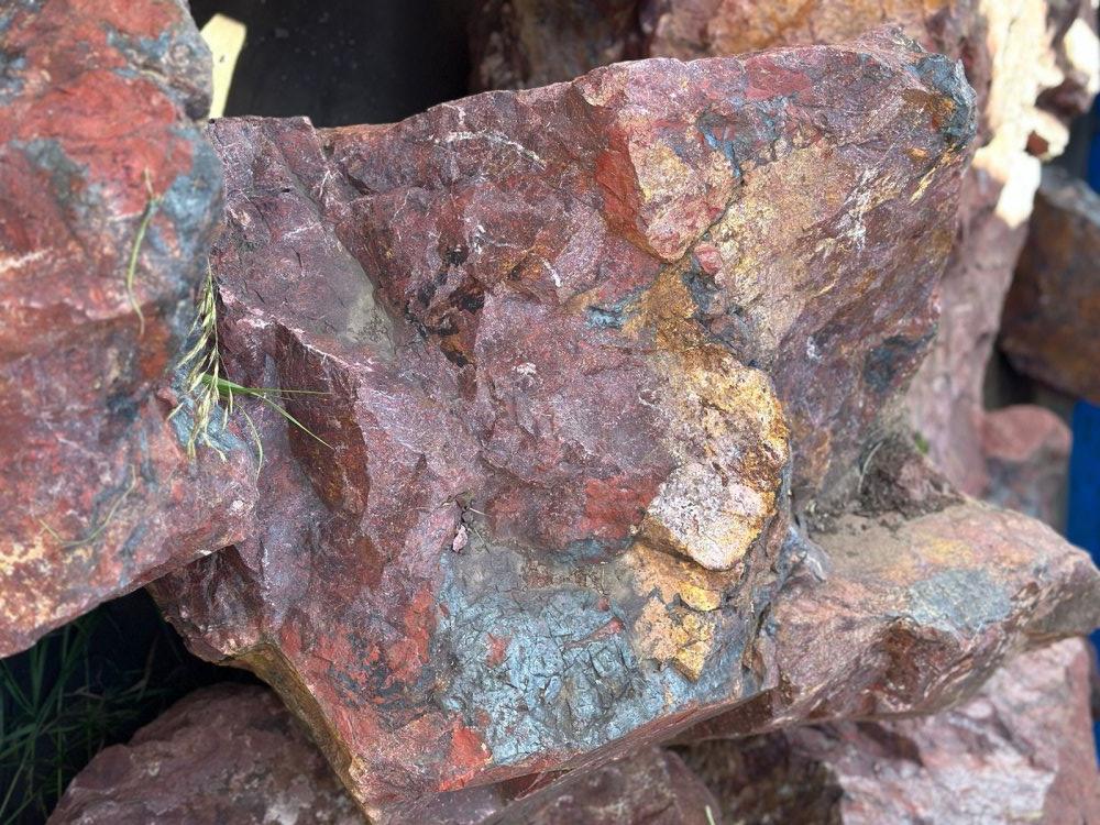 Камни для ландшафтного дизайна красно-фиолетовые 10-60 килограмм купить в Удмуртской Республике