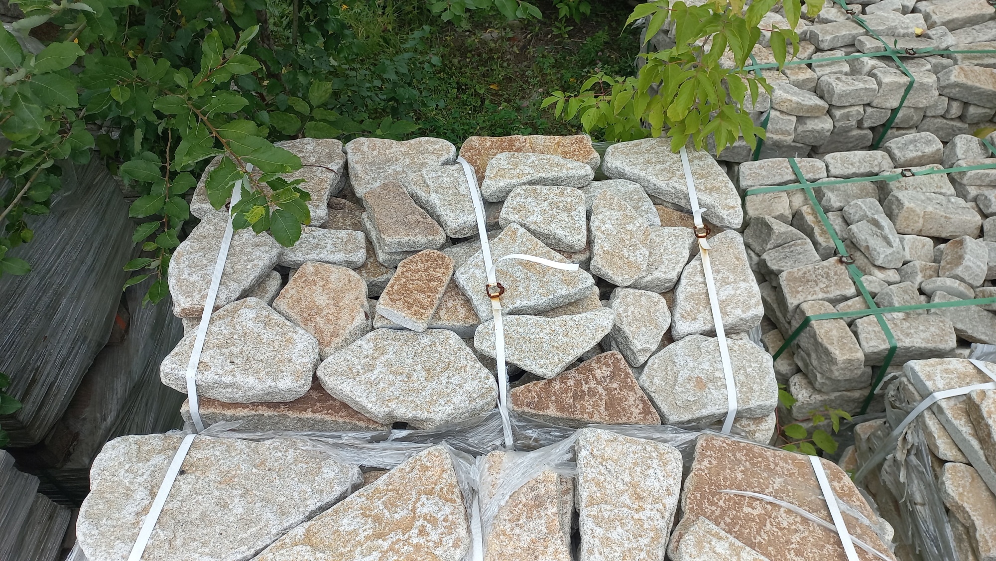 Плитняк галтованный гранитный для ландшафтного дизайна купить в Удмуртской Республике