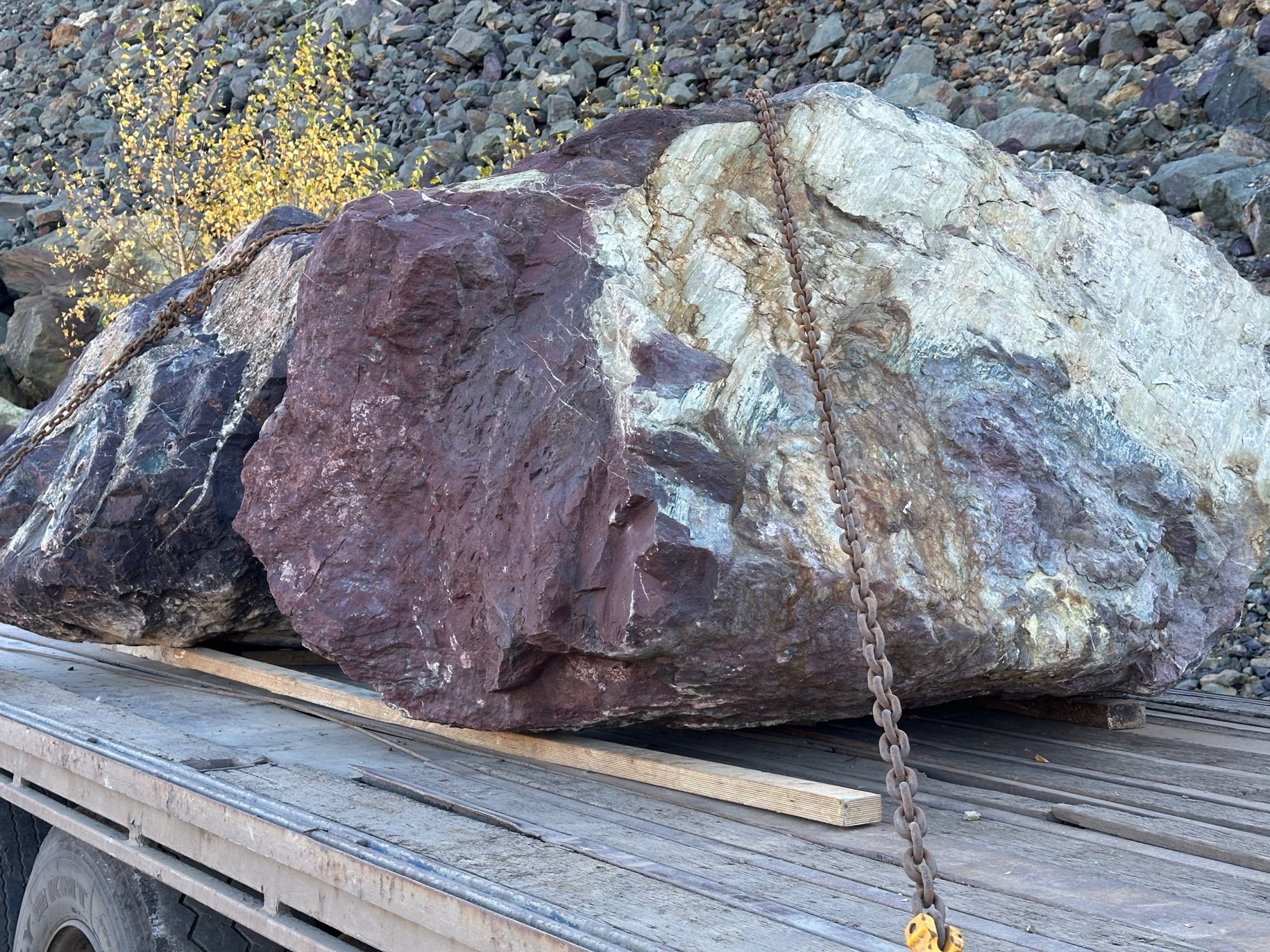 Огромные красно-фиолетовые валуны для ландшафтного дизайна весом более 5 тонн купить в Удмуртской Республике