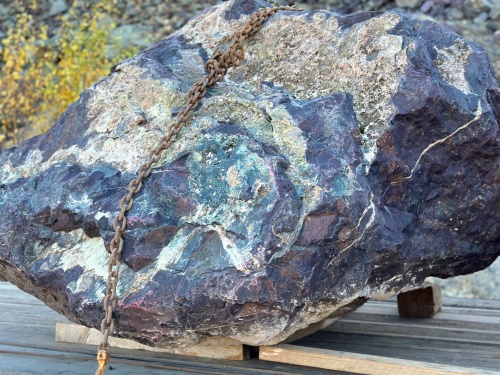 Огромные красно-фиолетовые валуны для ландшафтного дизайна весом более 5 тонн купить в Удмуртской Республике