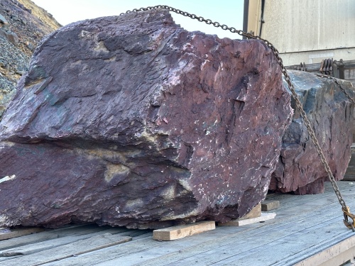 Огромные красно-фиолетовые валуны для ландшафтного дизайна весом более 5 тонн купить в Удмуртской Республике