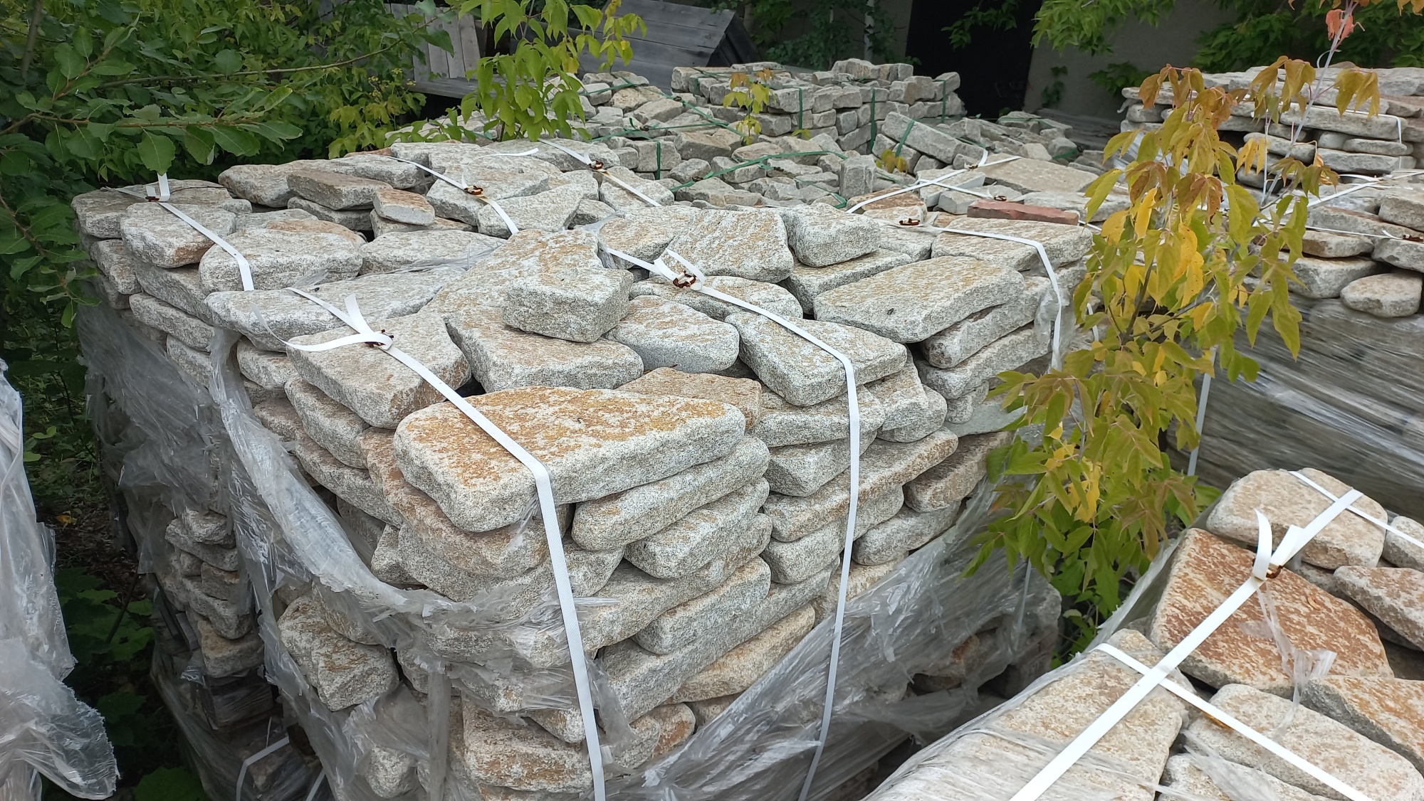 Плитняк галтованный гранитный для ландшафтного дизайна купить в Удмуртской Республике