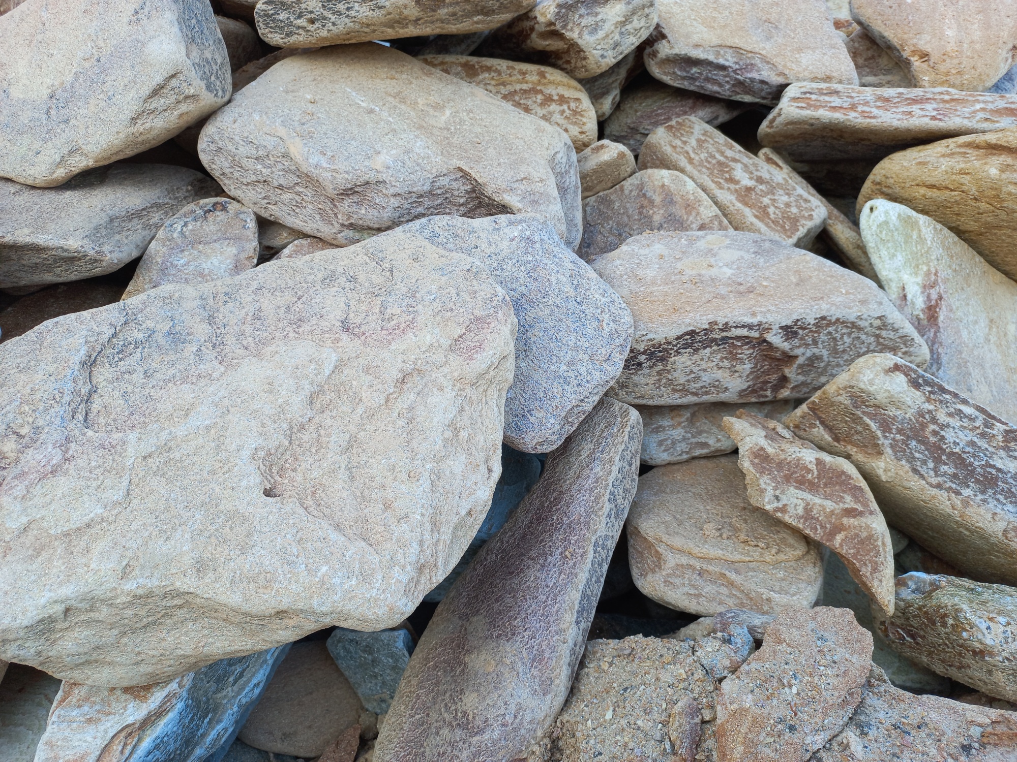 Златолит жёлтый, жёлто-зелёный глыбки и валуны для ланшафтного дизайна купить в Удмуртской Республике