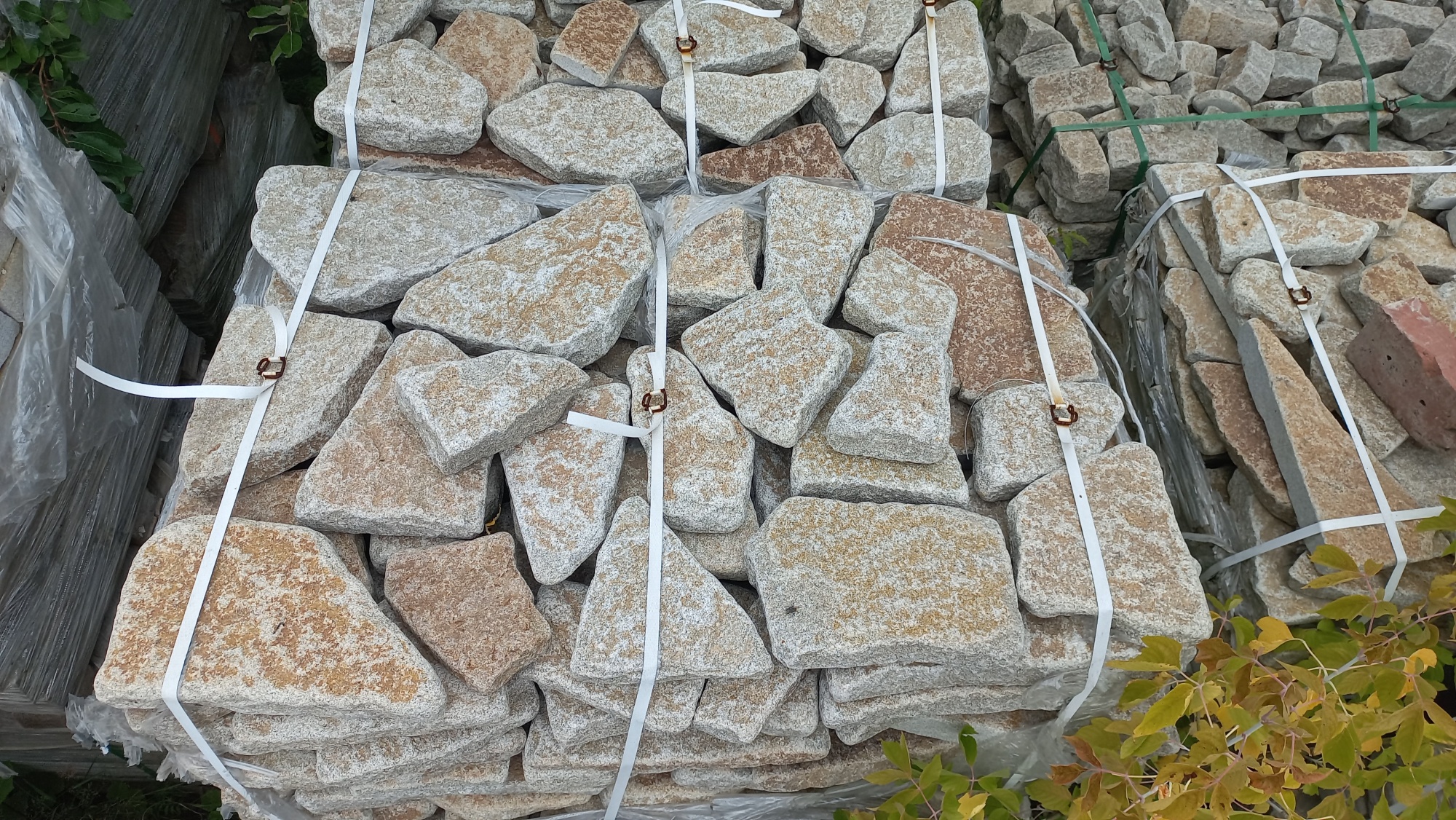 Плитняк галтованный гранитный для ландшафтного дизайна купить в Удмуртской Республике